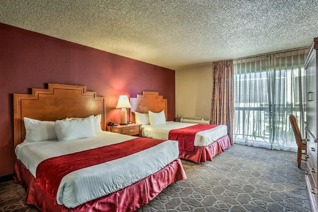Santa Fe, 2 Queen Beds، Edgewater Hotel Casino 2/3
