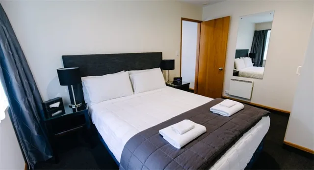 غرفة قياسية بسرير كينج وسريرين منفصلين بغرفتي نوم، Airport Gateway Motor Lodge 2/7
