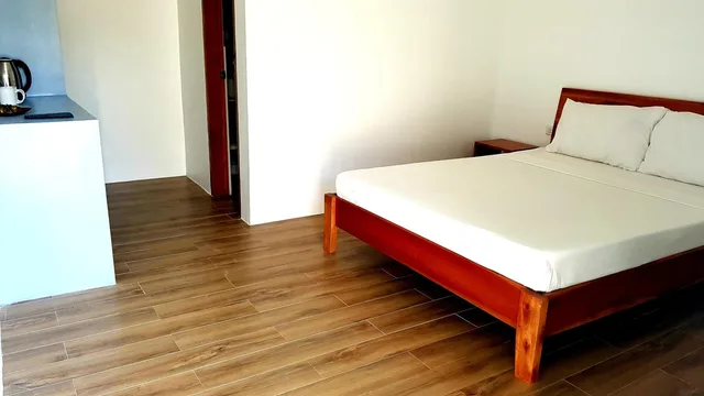 غرفة قياسية بسرير كوين بشرفة، Positano Alona Beach Panglao 1/6