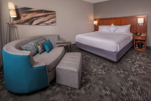 غرفة بسرير كينج مع أريكة لذوي الإعاقة، Courtyard Dulles Town Center 1/2