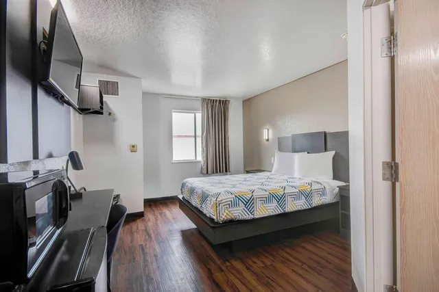 1 Queen Bed - Mob Acc RI Shwr Nsmk Micfridg، Motel6 San Antonio, TX - Sea World North 2/10