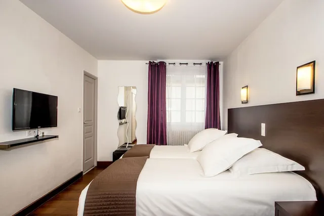 غرفة قياسية بسريرين منفصلين، Hotel The Originals de la Baie de Morlaix 1/2