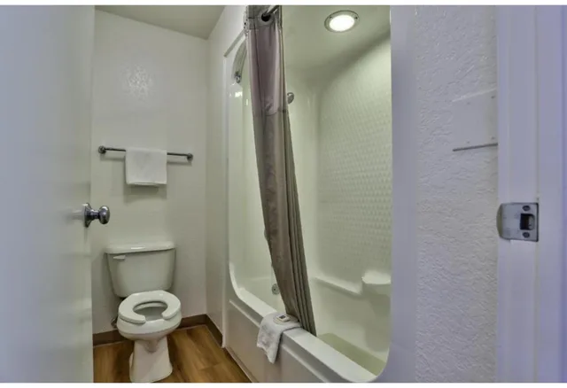 غرفة بسرير كوين، Motel6 Flagstaff, AZ - Butler 3/4