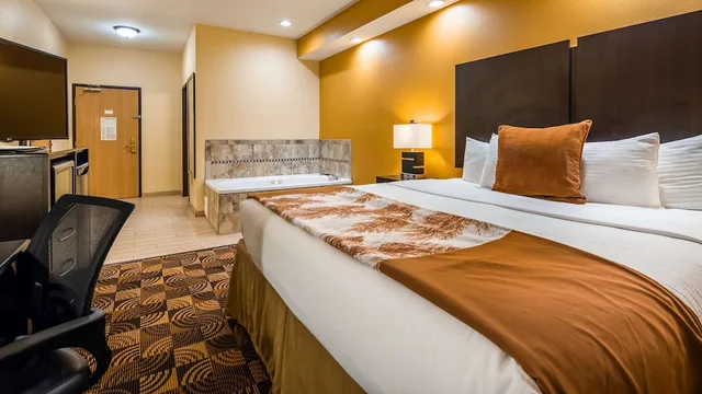 غرفة قياسية بسرير كينج بحوض جاكوزي، Best Western Plus Whitewater Inn 2/9