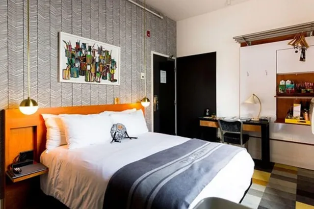 استوديو بسرير كوين، The Drake Hotel 2/7