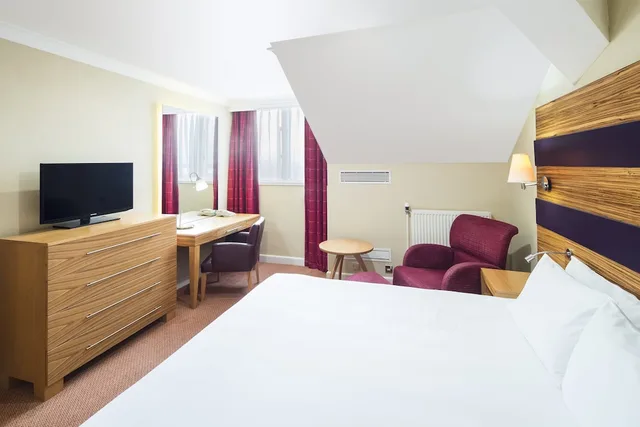 غرفة بريميوم بسرير كينج مع دخول صالة النادي، Crowne Plaza Chester 2/5