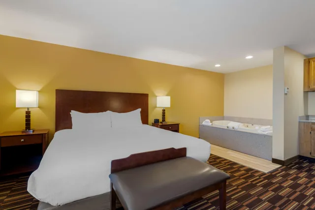 غرفة بسرير كينج بحوض جاكوزي، Best Western Falcon Plaza 3/4