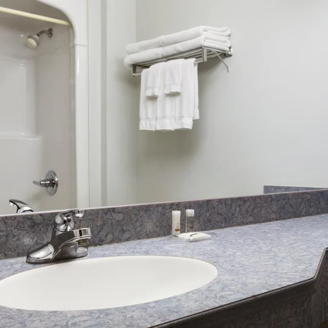 غرفة بسرير كينج وسريرين كوين في طابق مرتفع، Days Inn by Wyndham Edmundston 5/9
