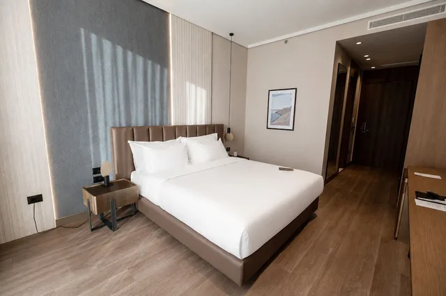 غرفة سوبيريور بسرير كينج بإطلالة على المدينة بشرفة، Grand Duka Hotel & Spa 8/10