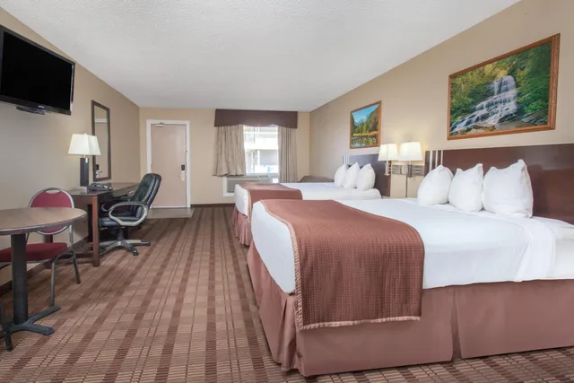 Upgrade, 2 Queen Beds، Econo Lodge Inn & Suites Medicine Hat Highway 1 4/10