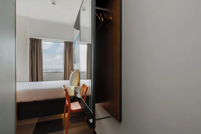 غرفة صغيرة بسرير كوين، easyHotel Amsterdam Zaandam 4/4