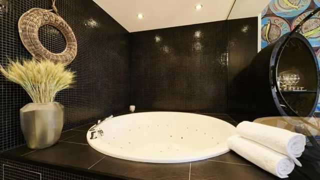 جناح تنفيذي بسرير كينج وسرير فردي بإطلالة على النهر، Designhotel Ueberfluss Bremen 3/3