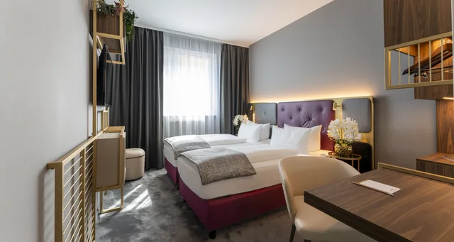 غرفة بريميوم بسريرين منفصلين، Plaza Premium Muenchen 1/5
