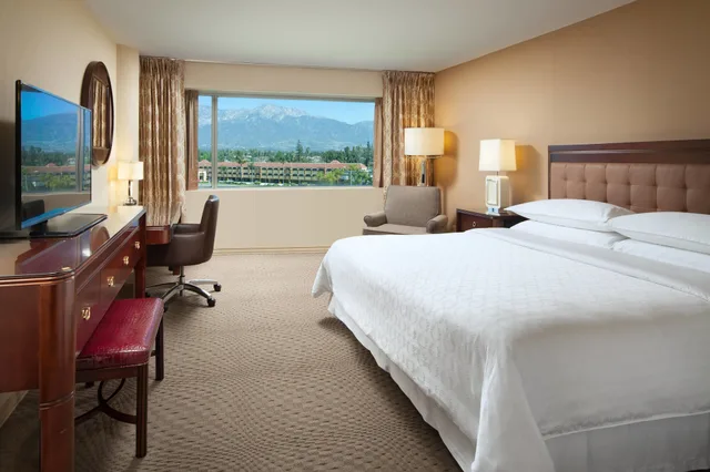 جناح كلوب بسرير كينج، Sheraton Ontario Airport Hotel 5/10