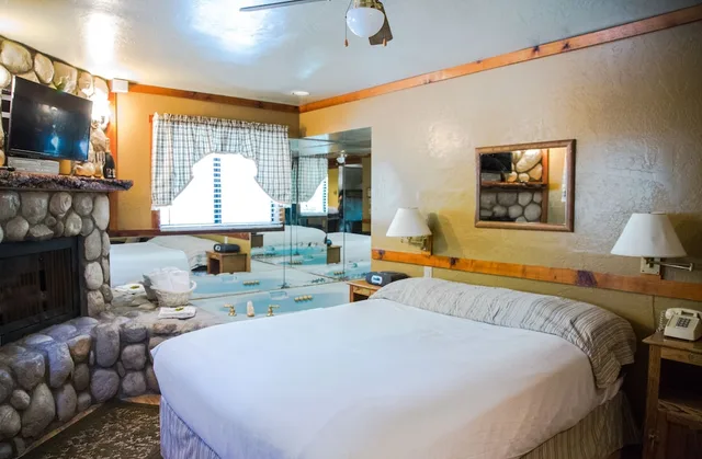 كوخ بسرير كوين، Sleepy Forest Cottages 1/2