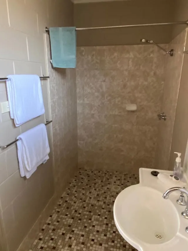 غرفة ديلوكس ثلاثية بسرير كوين وسرير فردي، Apollo Motel Parkes 2/2