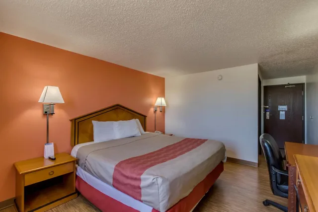 Room, King Bed, Motel6 Albert Lea, MN 9/10