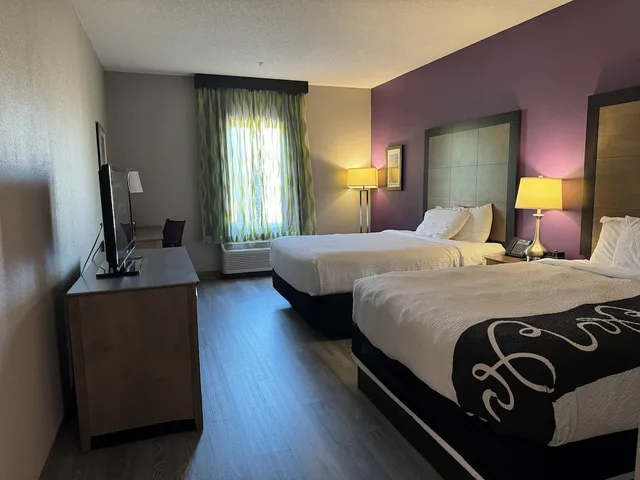 غرفة بسريرين كوين، La Quinta Inn And Suites by Wyndham Milledgeville 1/5
