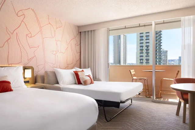 غرفة عائلية بسرير كينج وسرير كوين وسرير بطابقين، The Ambassador Hotel of Waikiki, Tapestry Collection by Hilton 7/9
