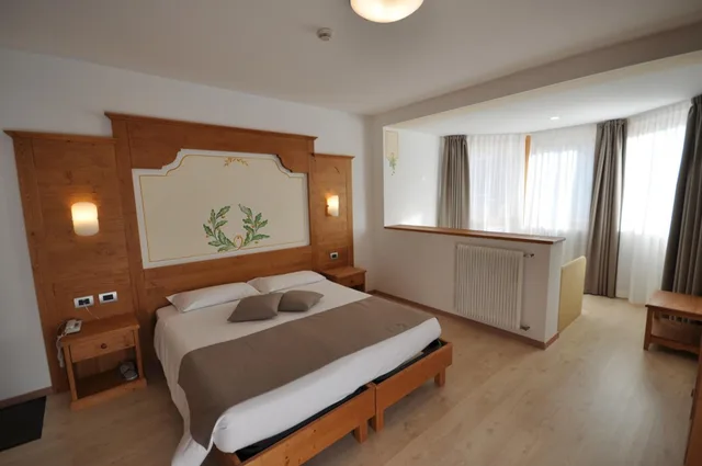 غرفة ثلاثية، HOTEL SELECT 4/6