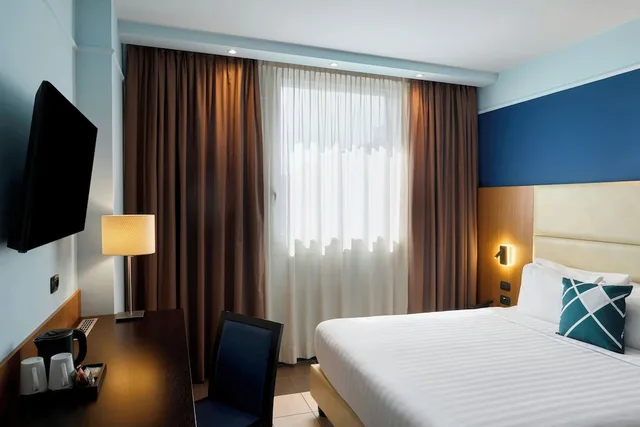 غرفة سوبيريور بسرير كوين بإطلالة على المدينة، Four Point Flex Sheraton Bologna Airport 1/6