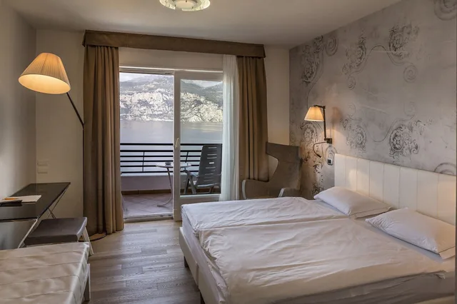 غرفة ديلوكس بسريرين منفصلين بإطلالة على البحيرة بشرفة، Hotel Capri 5/10