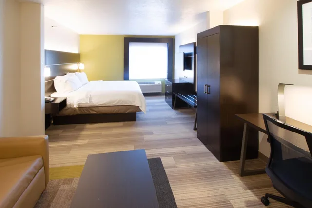 جناح بسرير كينج مع أريكة لذوي الإعاقة، Holiday Inn Express Hotel And Suites Worthington 2/7