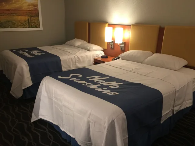 غرفة بسريرين مزدوجين للمدخنين، Days Inn & Suites By Wyndham Cincinnati North 1/5