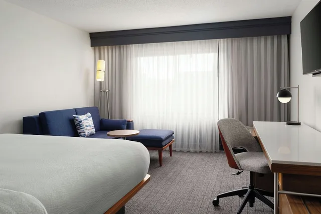 غرفة بسرير كينج مع أريكة، Courtyard By Marriott Valdosta 1/5