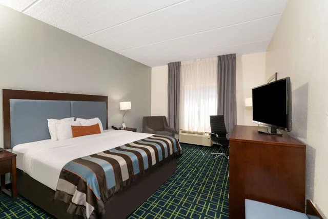 غرفة بسرير كينج لذوي الإعاقة، Wingate By Wyndham Fletcher At Asheville Airport 2/3