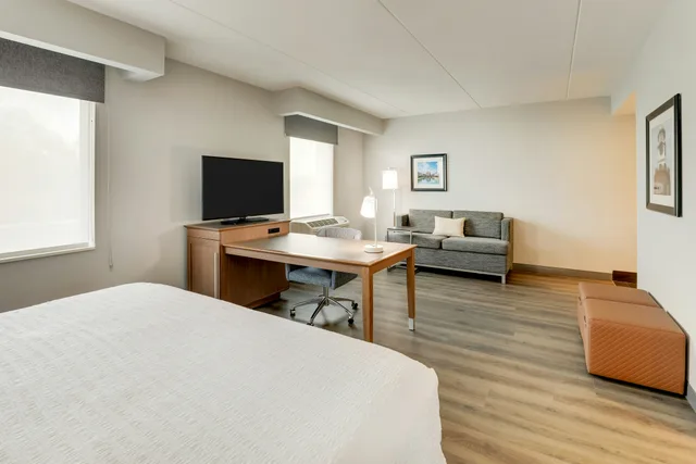 Studio, King Bed, Hampton Inn & Suites Rome 5/10