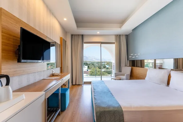غرفة قياسية بسرير مزدوج وسرير فردي بشرفة بإطلالة جزئية على البحر، Dosinia Luxury Resort 3/6