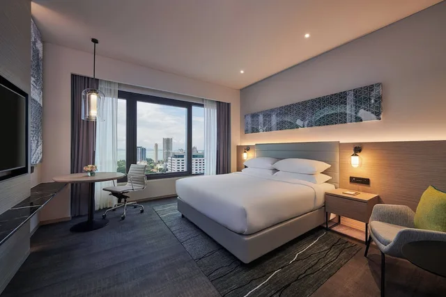 غرفة بسرير كينج بإطلالة على البحر، Courtyard by Marriott Penang 1/2