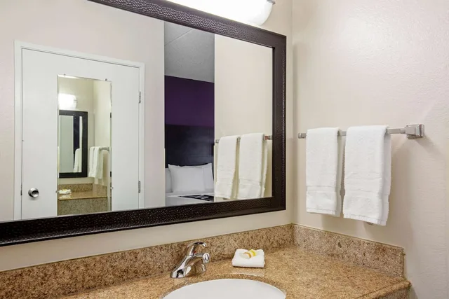 غرفة بسرير كينج، La Quinta Inn & Suites by Wyndham Miami Airport East 6/6