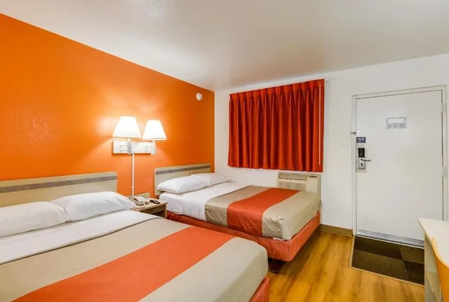 2 Full Beds - Deluxe، Motel6 Schiller Park, IL - Chicago O'Hare 1/6