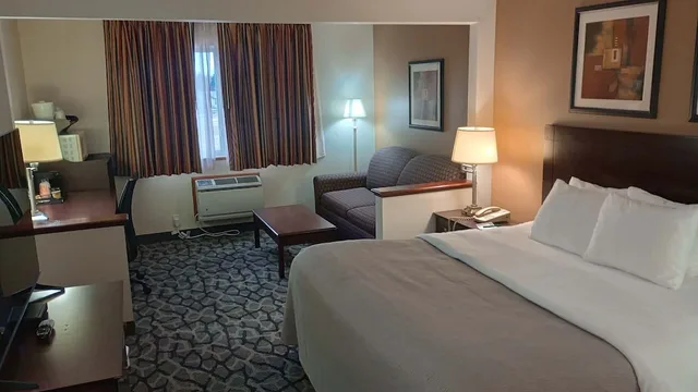 Business, King Bed, Sofa, Quality Inn & Suites Eldridge Davenport North 8/10