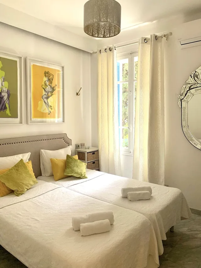 غرفة بسريرين منفصلين بإطلالة على الحديقة، Hotel Normandy 1/3