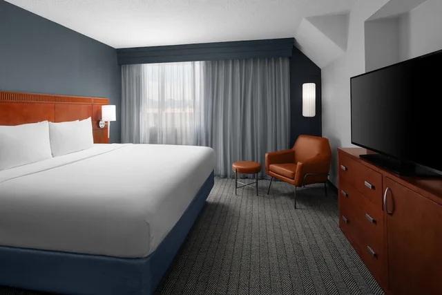 غرفة بسرير كينج مع أريكة، Courtyard by Marriott San Diego - Rancho Bernardo 2/8