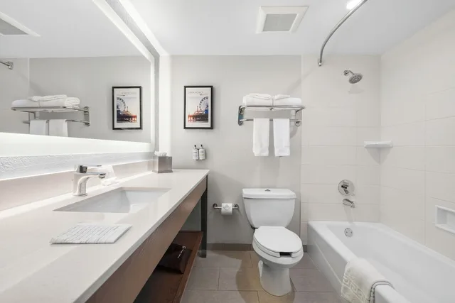 Standard, 2 Queen Beds, Gateway Hotel Santa Monica 6/7