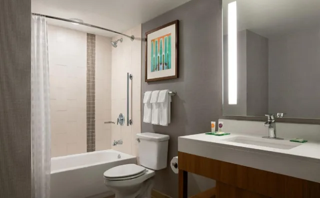 جناح بسرير كينج وسريرين كوين بغرفتي نوم مع أريكة بحوض استحمام لذوي الإعاقة، Hyatt Place Minneapolis Downtown 4/4