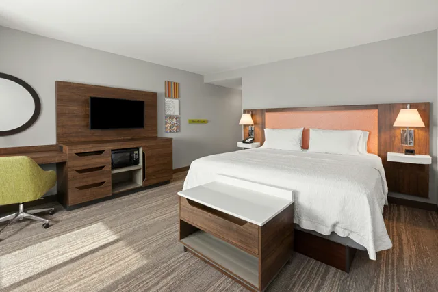 Room, King Bed, Hampton Inn & Suites Burlington WA 1/2