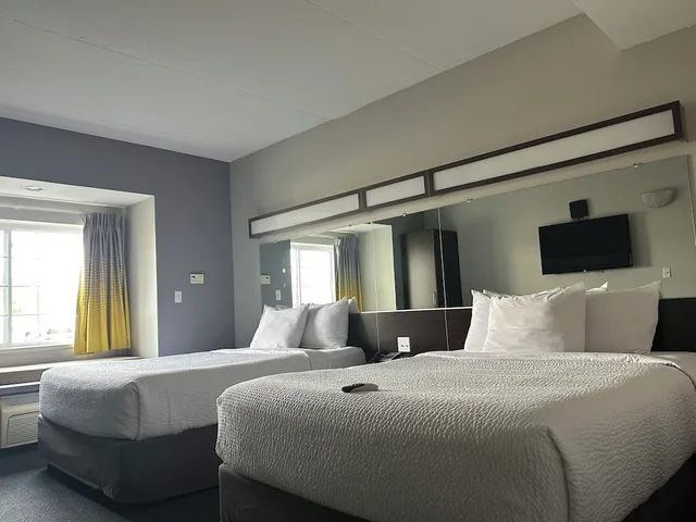 غرفة بسريرين كوين بإطلالة على النهر، Microtel Inn Suites By Wyndham Quincy 1/7