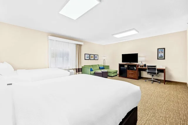 جناح بسريرين كوين مع أريكة، Comfort Inn Suites Pueblo 1/5