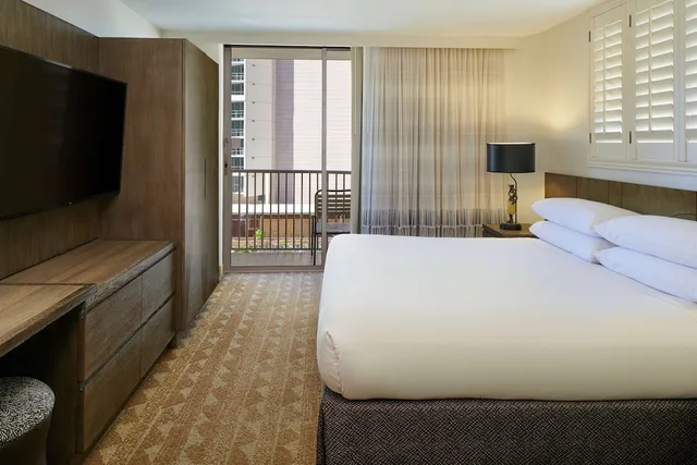 جناح بسرير كينج بإطلالة على المدينة بشرفة بغرفة نوم واحدة مع أريكة، Embassy Suites By Hilton Waikiki Beach Walk 1/3