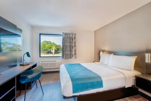 1 Queen Bed Premium, Micfridge، Motel6 Fort Lauderdale, FL 1/5