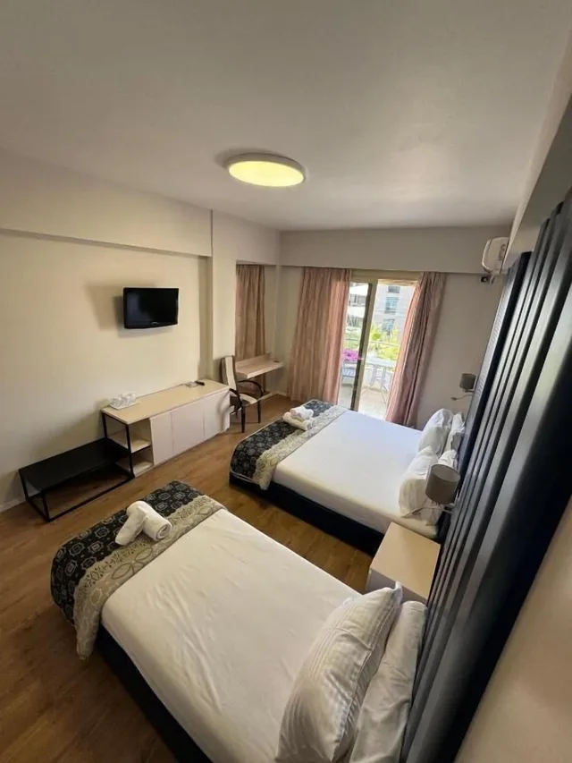 غرفة ثلاثية بسرير كوين وسرير فردي بشرفة، Blue Sky Hotel 6/10