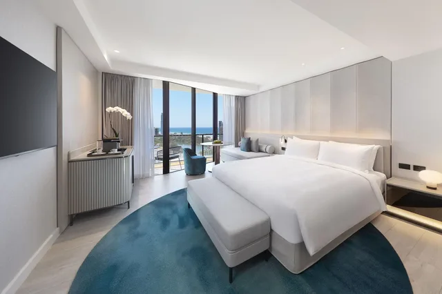 غرفة بسرير كينج بإطلالة على البحر، Jw Marriott Gold Coast Resort Spa 5/8