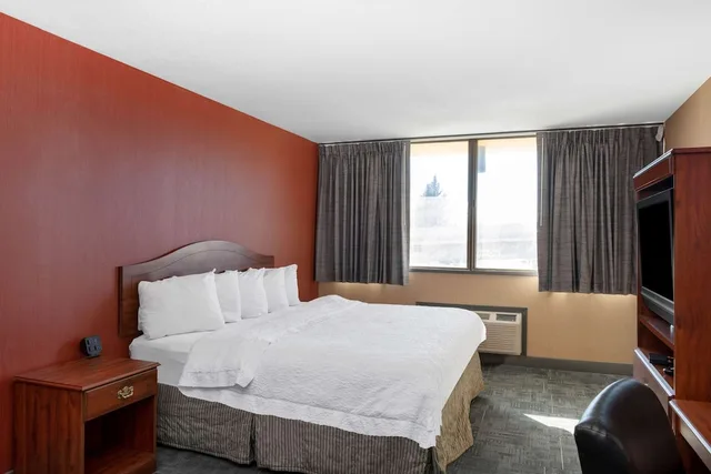 Room, King Bed, Howard Johnson by Wyndham Gillette 6/10