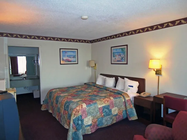 غرفة قياسية بسرير كينج للمدخنين، Motel6 Troy, OH 2/4