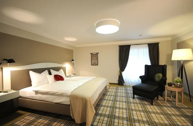 غرفة بريميوم بسرير مزدوج بإطلالة على المتنزه، Hotel Jagdschloss Kranichstein 1/4